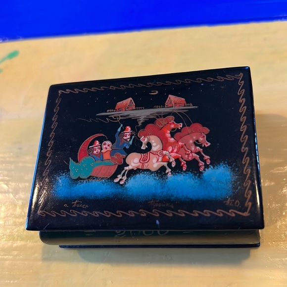 Russian enamel box finely painted details lacquer black horses farm carriage - Picture 10 of 10